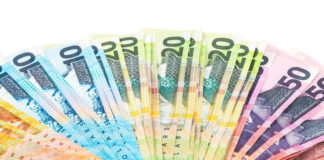 한 사람 여기, 또 그 곁에