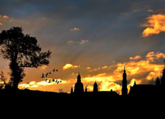 흩어지는 교회, 모이는 교회