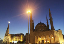 큰 모스크 앞에 세워진 초대형 크리스마스트리