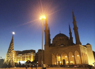 큰 모스크 앞에 세워진 초대형 크리스마스트리