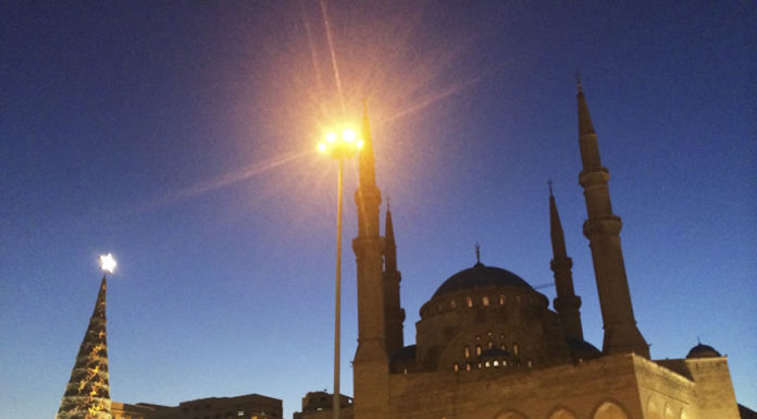 큰 모스크 앞에 세워진 초대형 크리스마스트리