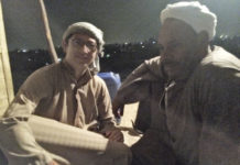 이집트 사막에서 한밤중에 마주한 6인조 권총 강도