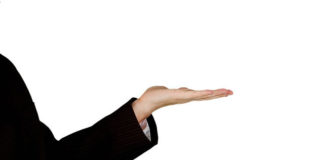 “네 손에 들고 있는 것이 무엇이냐?”