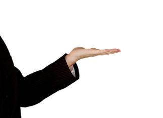 “네 손에 들고 있는 것이 무엇이냐?”