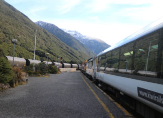 빙하와 화산 그리고 협곡과 해안을 달리는 기차