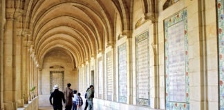 동굴 속에서 울려 퍼지는 기도 중의 기도