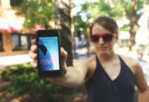 핸드폰을 주고 받는 낯선 사이