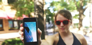 핸드폰을 주고 받는 낯선 사이