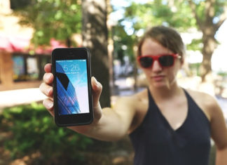 핸드폰을 주고 받는 낯선 사이