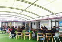 작은 틈새, 작은 사랑으로 메우기