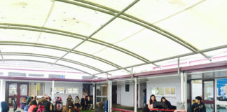 작은 틈새, 작은 사랑으로 메우기