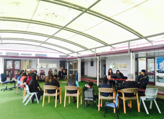 작은 틈새, 작은 사랑으로 메우기