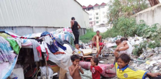 캄보디아 도시 빈민 지역에 쌀 나눠