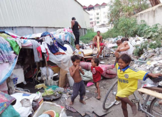 캄보디아 도시 빈민 지역에 쌀 나눠