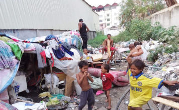 캄보디아 도시 빈민 지역에 쌀 나눠