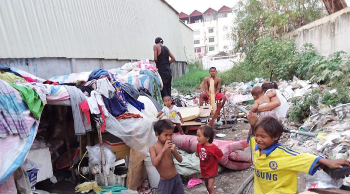 캄보디아 도시 빈민 지역에 쌀 나눠