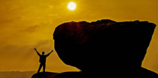 굴러온 돌 박힌 돌 뽑는 역사