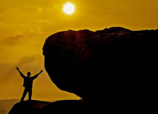 굴러온 돌 박힌 돌 뽑는 역사