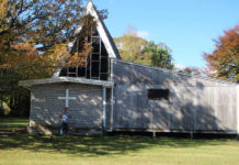 교회당을 청소하고 십자가 걸다