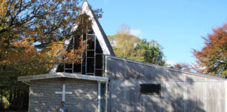 교회당을 청소하고 십자가 걸다