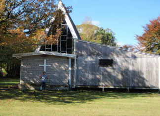 교회당을 청소하고 십자가 걸다
