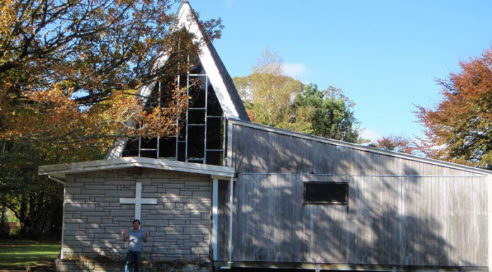 교회당을 청소하고 십자가 걸다