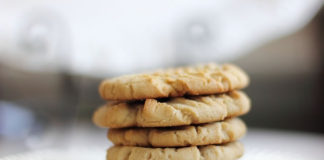 “North Korea에서 온 과자!”