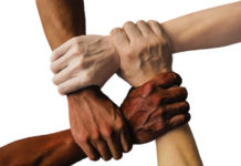 우린 어딜 가나 이방인