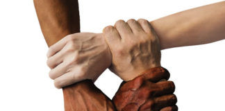 우린 어딜 가나 이방인