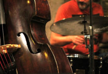 공동체적인 전문성 관리 – 리듬악기와 보컬