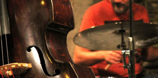 공동체적인 전문성 관리 – 리듬악기와 보컬