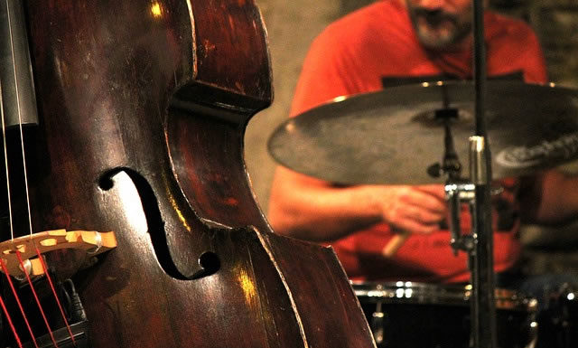 공동체적인 전문성 관리 – 리듬악기와 보컬