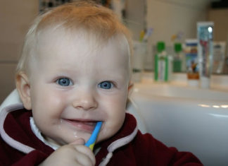 입 가에 흐르는 검은 물