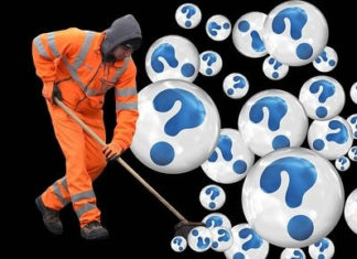 온갖 잡동사니로 가득 찼네요