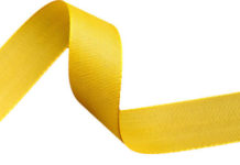 발 끝에 매달린 리본