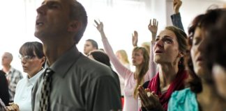 크리스천의 하나된 기도 통해 하나님께 영광 돌리기를