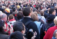 군중이 충돌하다