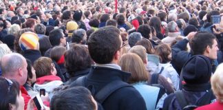 군중이 충돌하다