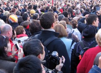 군중이 충돌하다