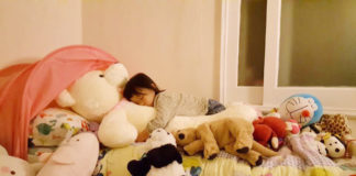 잠든 아이의 얼굴을 보며 미안하다면