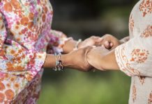 핍박받는 교회 가족 위해 함께 기도해야