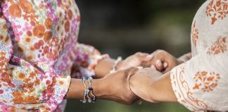 핍박받는 교회 가족 위해 함께 기도해야