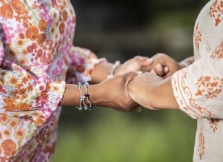 핍박받는 교회 가족 위해 함께 기도해야