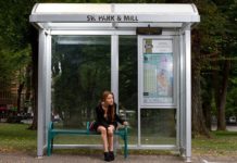 오지 않는 버스를 기다리며