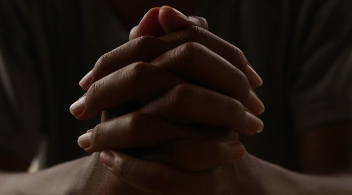 “기도하고 들으십시오”