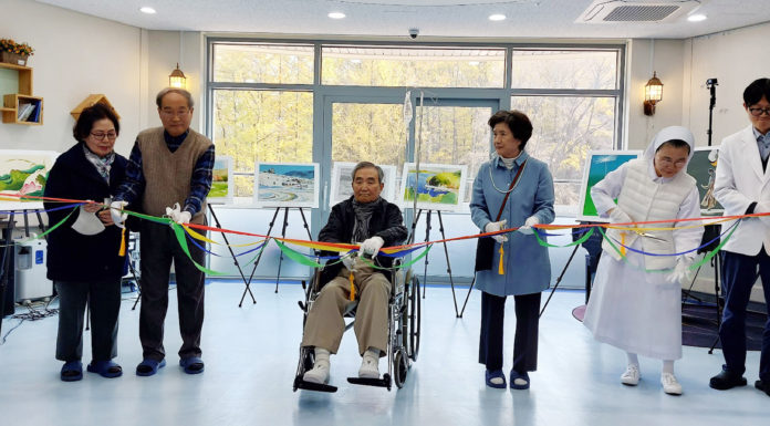 그림 전시회로 갈음한 장례식