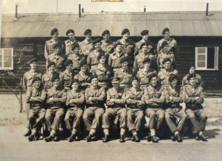 재한 유엔공원에 벤치 기증한 뉴질랜드 참전군인 및 윌슨 가족