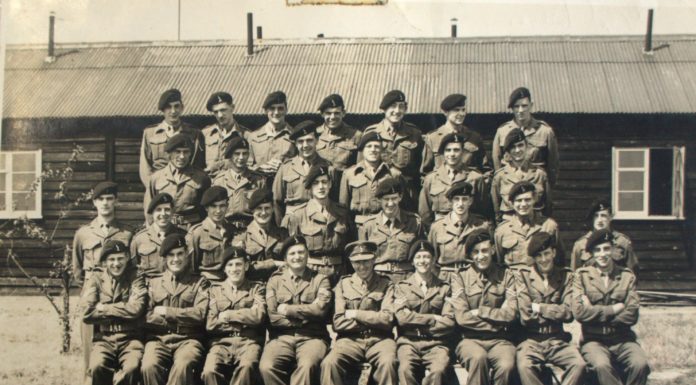 재한 유엔공원에 벤치 기증한 뉴질랜드 참전군인 및 윌슨 가족